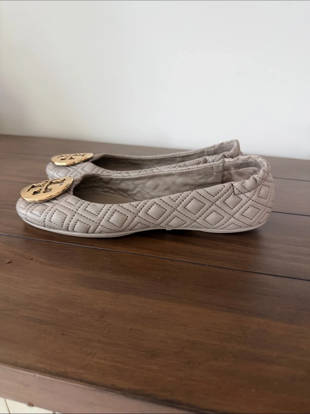 Tory Burch Quilted Beige/grey Leather Ballet Flats with Gold Logo Medallion